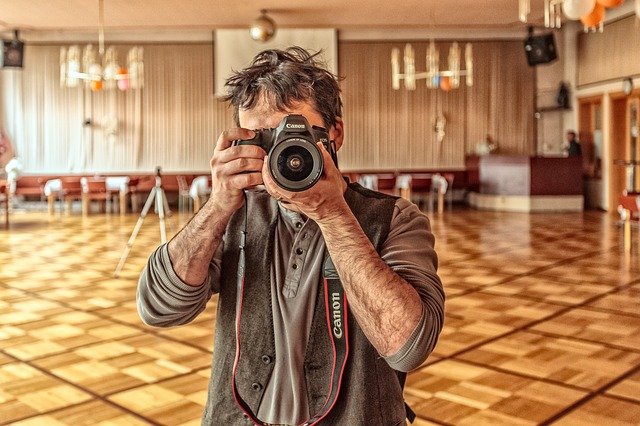 fotograf se zrcadlovkou