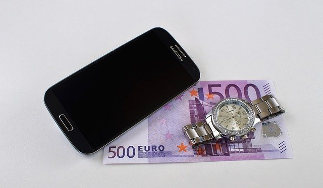 mobil, peníze a hodinky