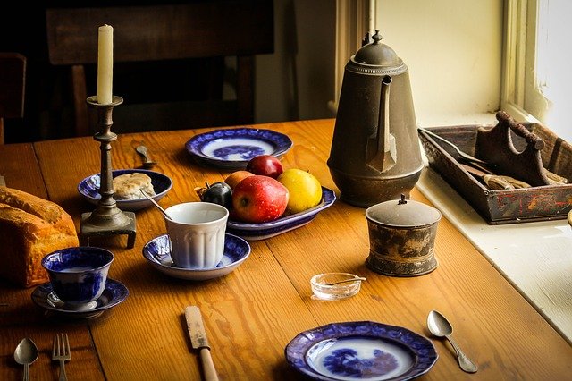 prostřený stůl v rustikálním stylu