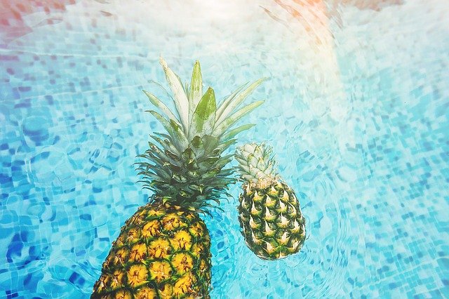 ananas v bazénu