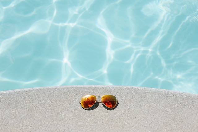 sluneční brýle vedle bazénu